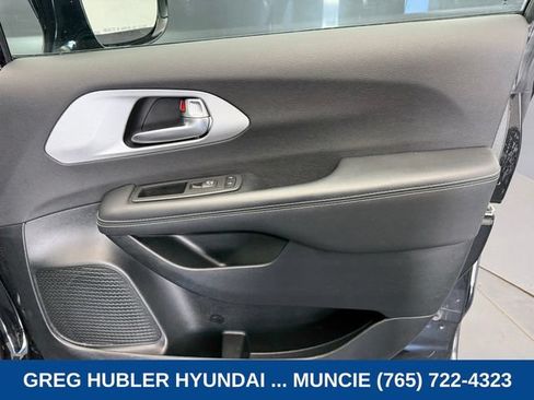 Used 2025 Chrysler Pacifica Limited FWD image 51