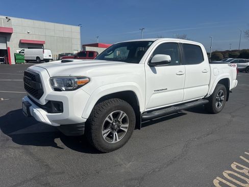 Used 2017 Toyota Tacoma TRD Sport image 3