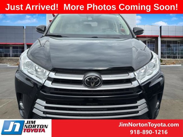 Used 2019 Toyota Highlander Plus FWD image 2