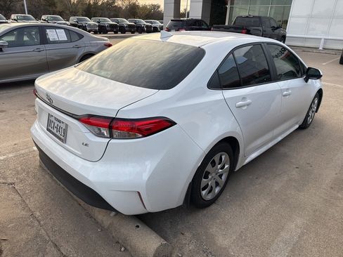Used 2025 Toyota Corolla LE image 3