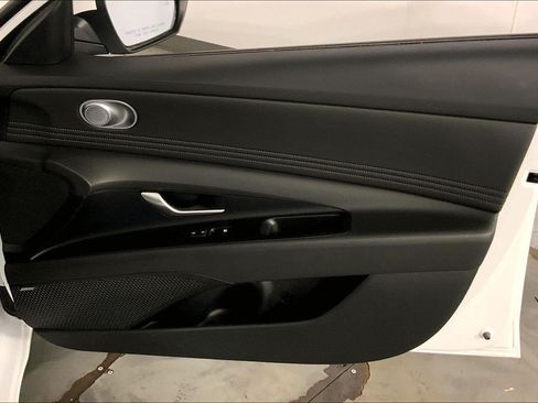 Used 2025 Hyundai Elantra Limited FWD image 25