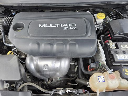 Used 2019 Jeep Cherokee Latitude Plus AWD/4WD image 9