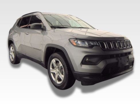 Used 2023 Jeep Compass Latitude image 2