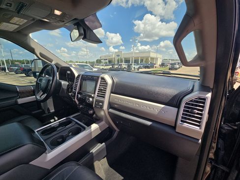 Used 2017 Ford F250 Lariat w/ Lariat Ultimate Package AWD/4WD image 32