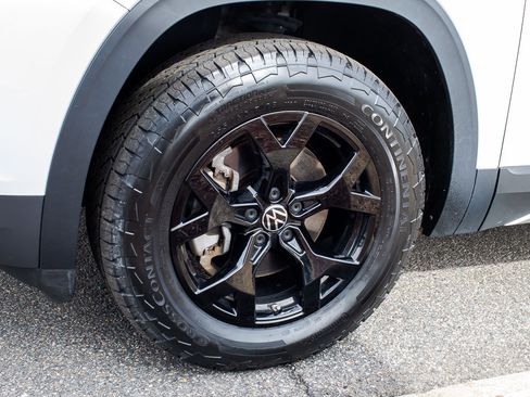 Used 2024 Volkswagen Atlas Peak Edition SE image 5