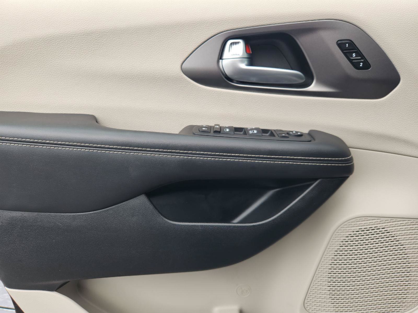 Used 2024 Chrysler Pacifica Touring-L FWD image 23