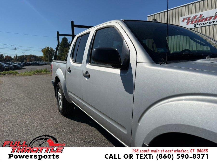 Used 2011 Nissan Frontier SV w/ SV Premium Utility Pkg AWD/4WD image 2