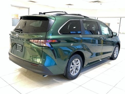 New 2026 Toyota Sienna XLE FWD image 6