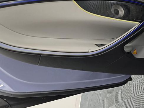Used 2023 McLaren Artura RWD image 2