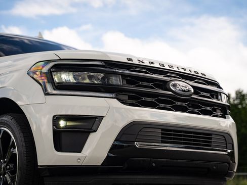 Used 2023 Ford Expedition Limited RWD image 10