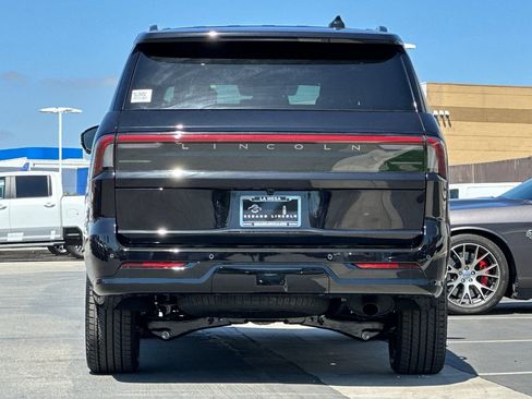New 2026 Lincoln Navigator Reserve w/ Jet Appearance Package AWD/4WD image 4