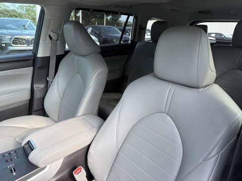 Used 2023 Toyota Highlander FWD image 11