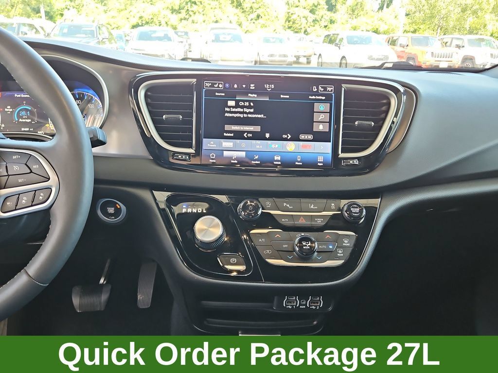 Used 2025 Chrysler Pacifica Select FWD image 16