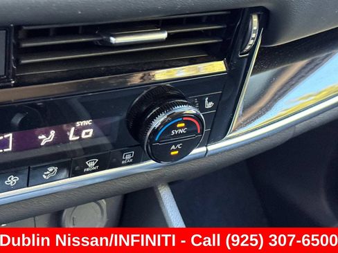 Used 2024 Nissan Rogue SL AWD/4WD image 31