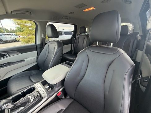 Used 2023 Kia Carnival LX FWD image 12