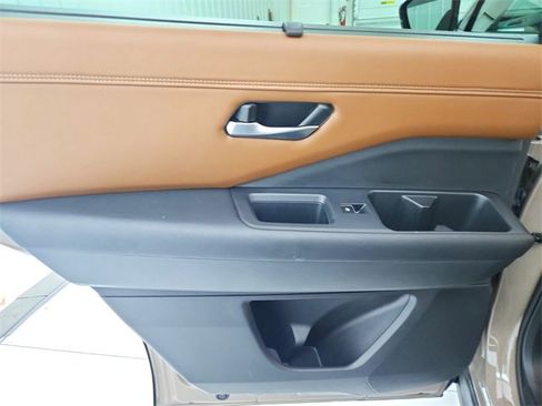 Used 2024 Nissan Pathfinder Platinum w/ Cargo Package image 38