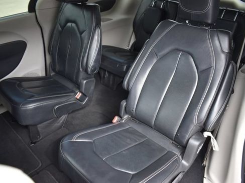 Used 2022 Chrysler Pacifica Touring-L FWD image 19