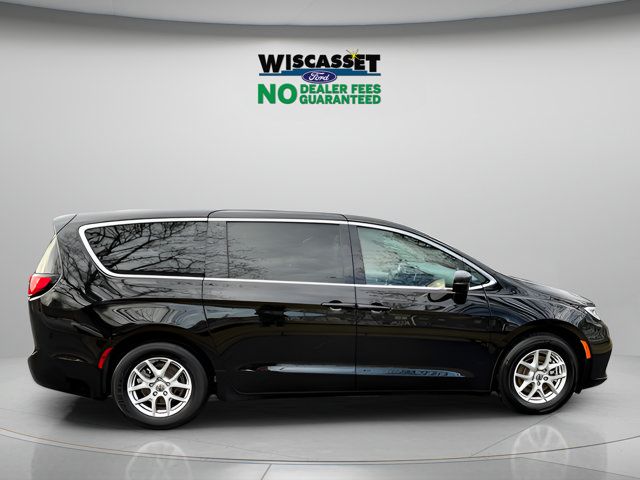 Used 2024 Chrysler Pacifica Touring-L FWD image 5