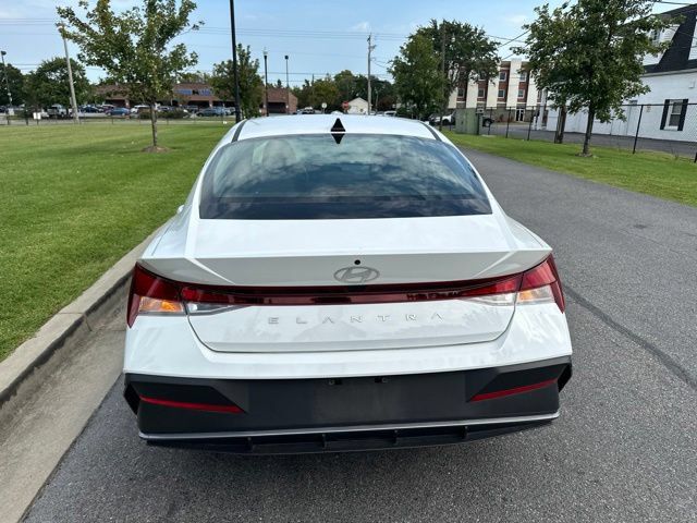 Used 2024 Hyundai Elantra SE FWD image 18