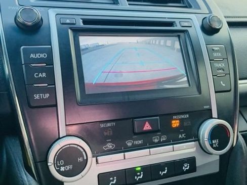 Used 2014 Toyota Camry L image 9