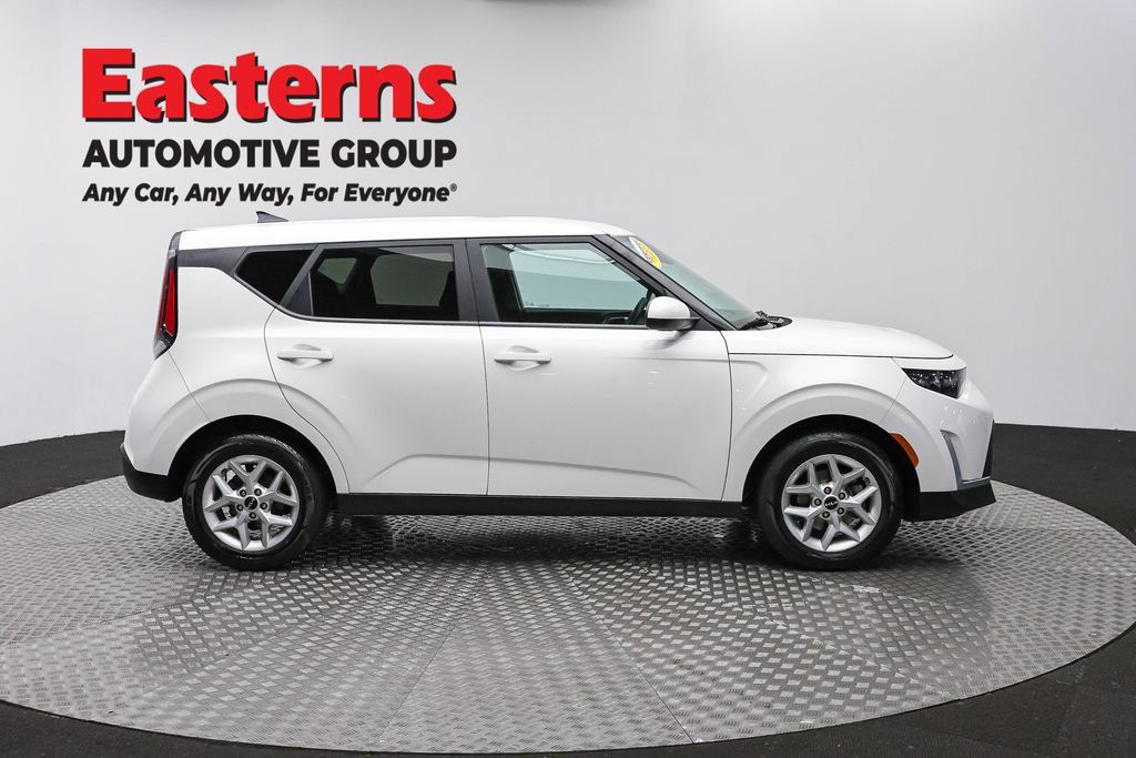 Used 2024 Kia Soul LX w/ Option Group 015 FWD image 4