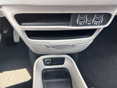 Used 2023 Chrysler Pacifica Touring-L FWD image 21