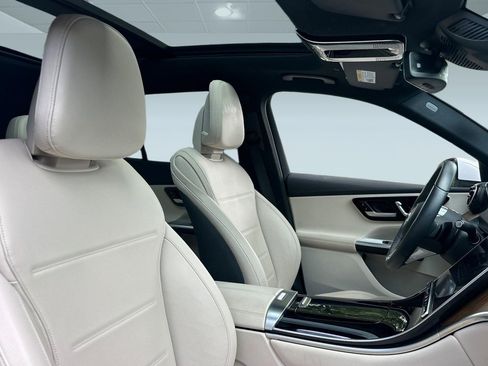 Used 2024 Mercedes-Benz GLC 300 4MATIC image 29