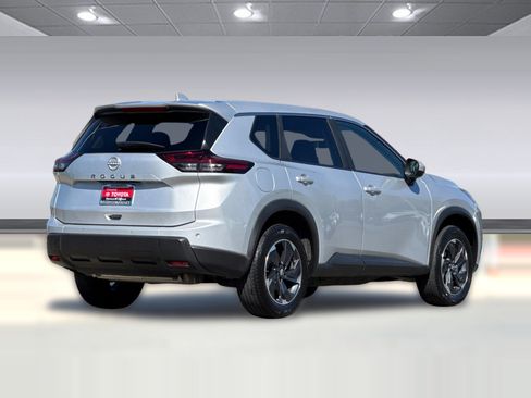 Used 2025 Nissan Rogue SV FWD image 3