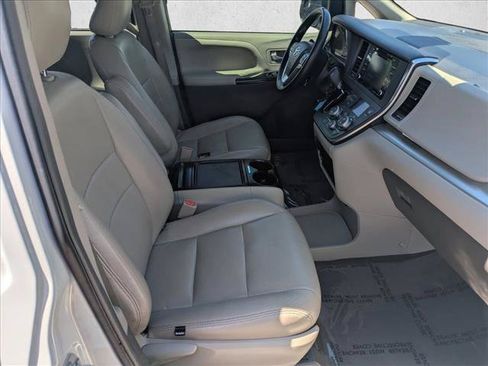 Used 2018 Toyota Sienna LE w/ Carpet Mat Package AWD/4WD image 20