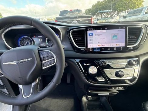 Used 2025 Chrysler Pacifica Select FWD image 11
