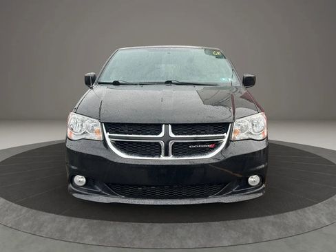 Used 2017 Dodge Grand Caravan SXT image 2