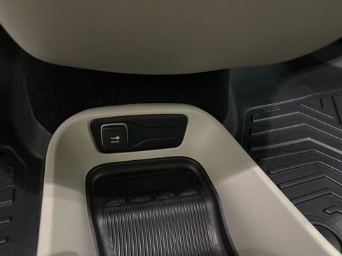 Used 2024 Chrysler Pacifica Touring-L image 28