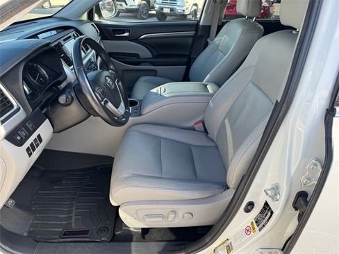Used 2017 Toyota Highlander Limited image 9