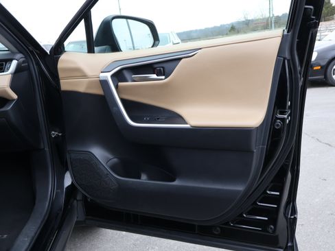 Used 2020 Toyota RAV4 Limited image 10