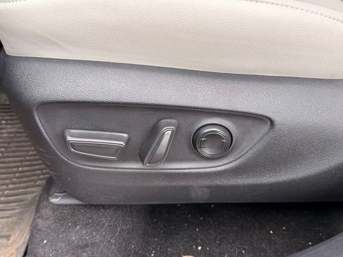 Used 2025 Toyota Grand Highlander AWD image 17