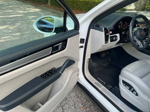 Used 2021 Porsche Cayenne Coupe AWD/4WD image 4