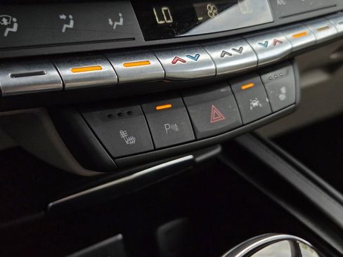 Certified 2023 Cadillac XT4 Luxury w/ Cold Weather Package image 19