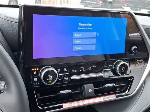 New 2025 Toyota Highlander Platinum image 14