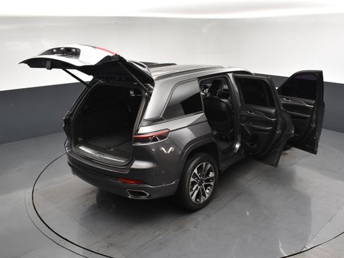 Used 2022 Jeep Grand Cherokee Overland w/ Luxury Tech Group IV AWD/4WD image 24