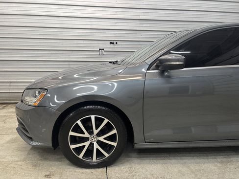 Used 2017 Volkswagen Jetta SE image 4