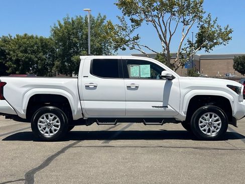 Used 2025 Toyota Tacoma SR5 w/ SR5 Upgrade Package AWD/4WD image 3