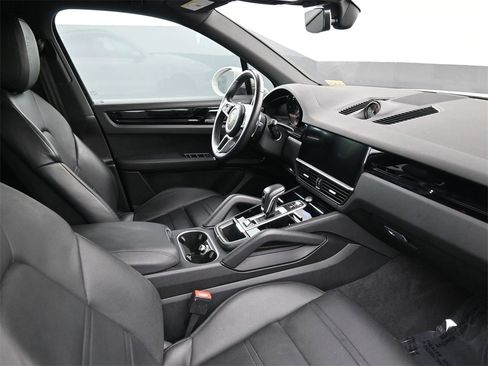 Used 2023 Porsche Cayenne Platinum Edition image 2