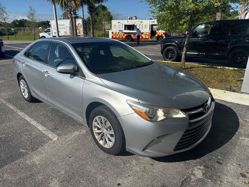 Used 2017 Toyota Camry LE image 4