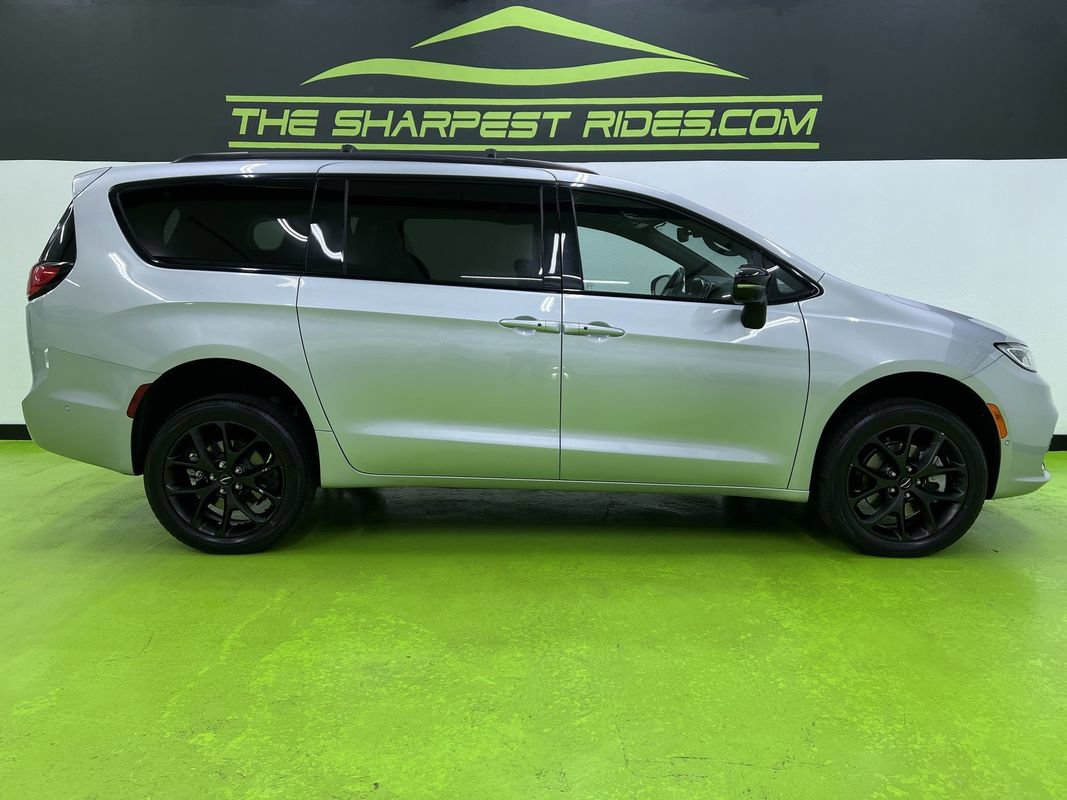 Used 2023 Chrysler Pacifica Limited w/ Uconnect Theater Family Group AWD/4WD image 11
