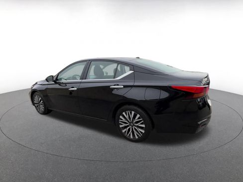 Used 2025 Nissan Altima 2.5 SV image 10