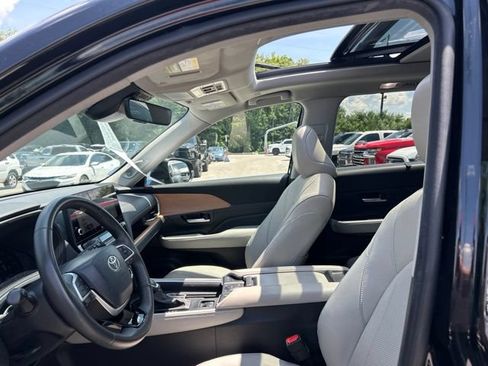 Used 2025 Toyota RAV4 XLE AWD/4WD image 9