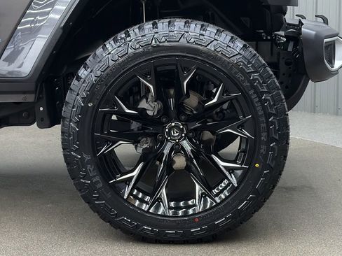 Used 2025 Jeep Wrangler Unlimited Sahara w/ Safety Group AWD/4WD image 9