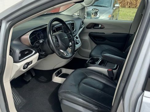 Used 2019 Chrysler Pacifica Touring-L FWD image 5