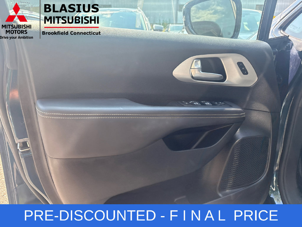 Used 2023 Chrysler Pacifica Limited w/ S Appearance Package FWD image 15