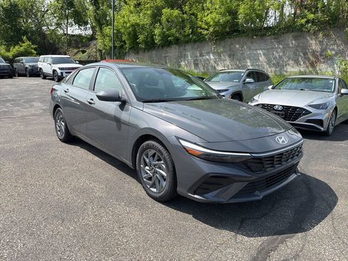 Used 2025 Hyundai Elantra Hybrid FWD image 1